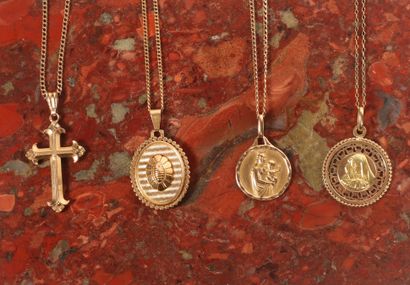 Lot including:
18K yellow gold 750‰ medal,...