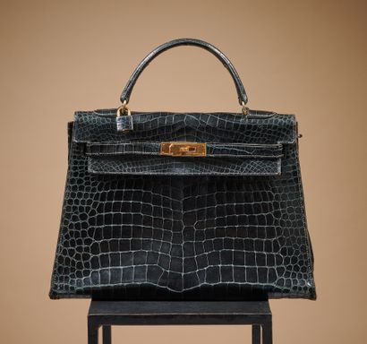 null Hermès Paris (1959)
Sac "Kelly" 32 cm en crocodile d' Estuaire lustré bleu nuit,...