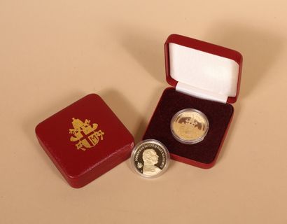 null Two medals in 18K yellow gold 750‰, John Paul II, dated 2005. In their blister...