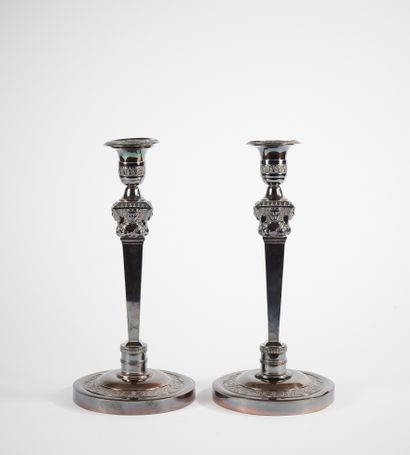 null Pair of torches in 1st title 950‰ silver, standing on a round base chased with...