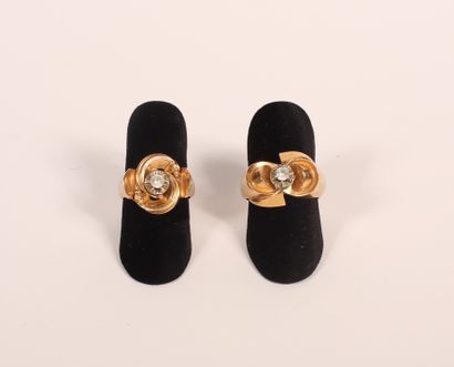 null Two 18K yellow gold 750‰ scroll rings set with white stones.
Finger size 54...