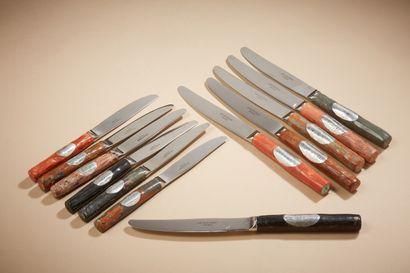 A ONE-PIECE KNIFE 
Suite of six table knives...