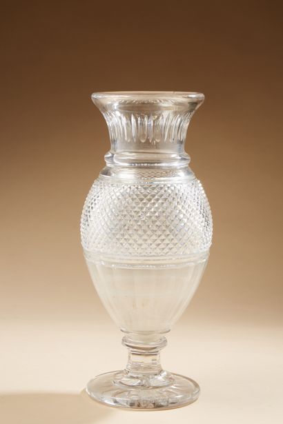 null BACCARAT 
Grand vase en cristal taillé, modèle "Eurydice' 
Tampon sur le piédouche...