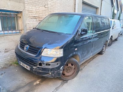 null CTTE VOLKSWAGEN T5 FG BAS TIPTRO 3000 130CH BA FOURGON de couleur noir 
Carburant...