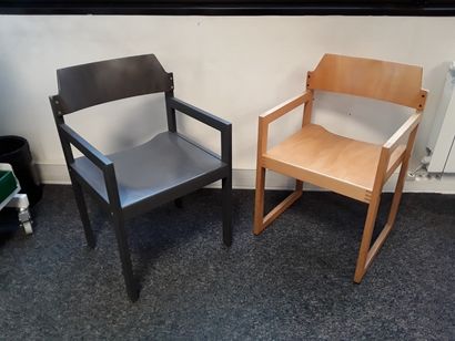 2 fauteuils en bois
1 table tripode
