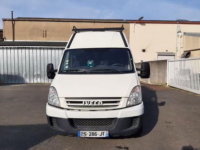 null CTTE IVECO 35S10V FOURGON de couleur blanc 
Carburant : GO 
Puissance Administrative...