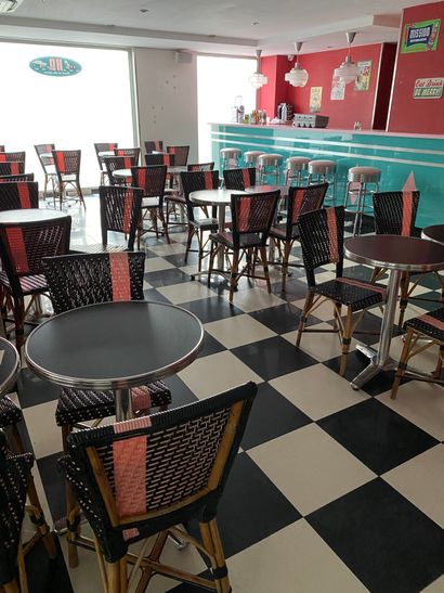 null Mobilier de salle de restaurant :
34 tables rondes à 2 couverts 
74 chaises...