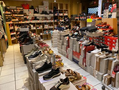 null Stock de chaussures, accessoires, maroquinerie, valises, etc…

Environ 700 paires...