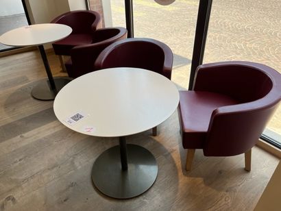4 fauteuils simili cuir rouge
7 tables rondes...