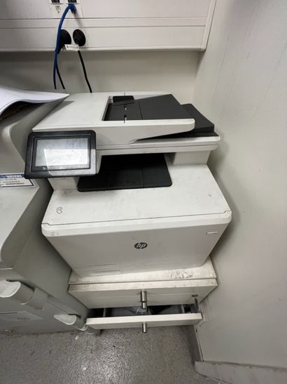 null 1 imprimante HP 
1 unité centrale LENOVO 
1 écran LENOVO, clavier