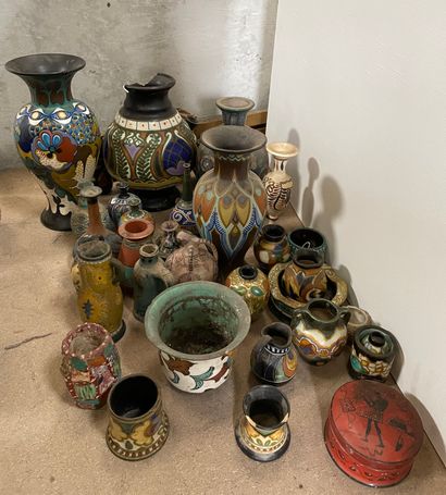 Lot de vases à décor géométrique et végétal...