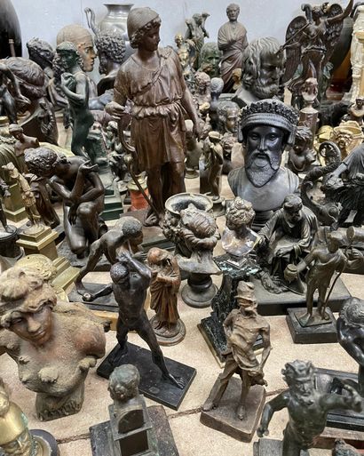 Important lot de figurines en bronze et résine...