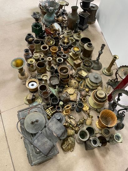 Fort lot d'éléments en bronze, vases, flambeaux,...