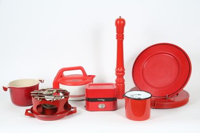 null Important red set including : 
- Enzo MARI (1932-2020) for LE CREUSET white...