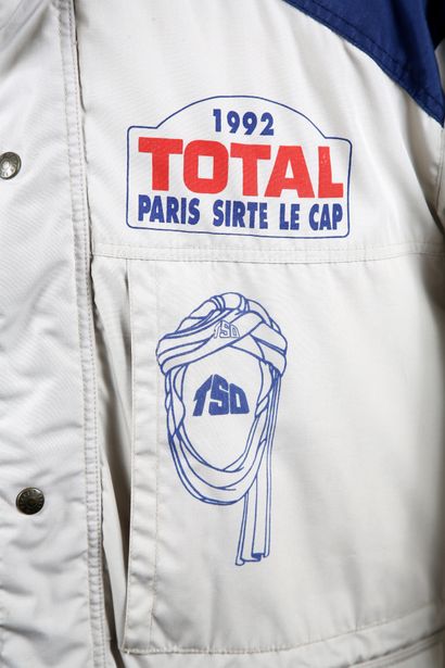 null PARIS SIRTE LE CAP
Veste Thierry Sabine Organisation du Rallye Dakar 1992
Edition...
