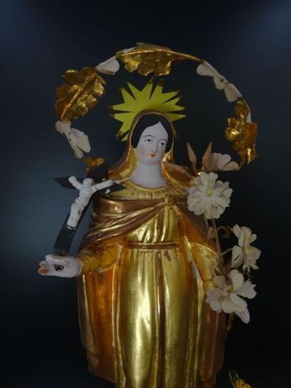 null Santibelli
Statuette en terre cuite polychrome
Représente une sainte femme portant...