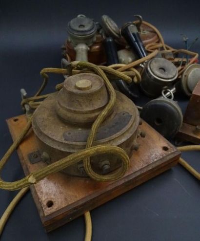 null Ensemble de trois combinés téléphoniques
Bois et métal, 
Fils arrachés, usu...