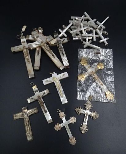 null Lot de croix en nacre, nacrolite et argent
Environ 100 croix
Modèles variés
Lot...