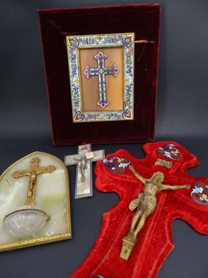 null Une cagette contenant une croix émaillée dans un encadrement, 3 Christ en bronze...