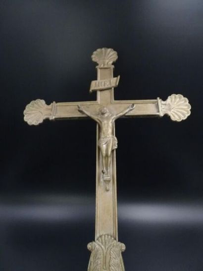 null Lot de grands crucifix divers 
Dont deux modèles en bois sculpté et un en a...