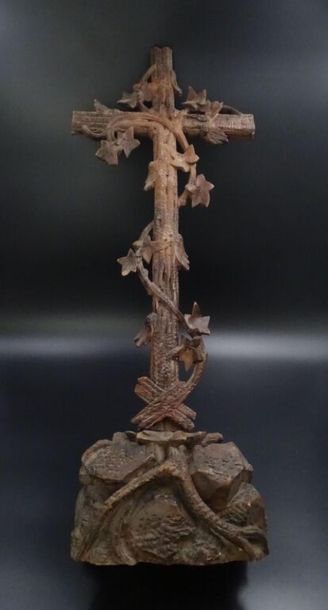 null Lot de grands crucifix divers 
Dont deux modèles en bois sculpté et un en a...