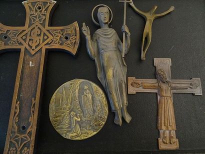 null Divers objets religieux en métal
Dont plaques décoratives, Christ, croix, 
Une...