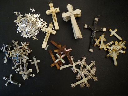 null Divers éléments religieux, principalement des croix 
En nacre, nacrolite, os...