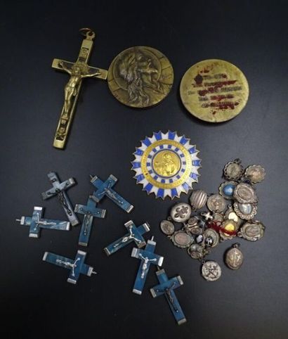 null Lot de croix et médailles religieuses
Dont quelques-unes en argent
Divers modèles...