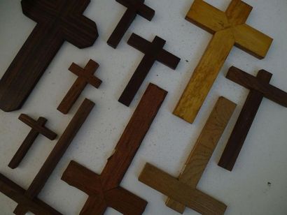 null Lot de crucifix variés collées sur carton blanc
Plus de 60 pièces 
Bois dont...