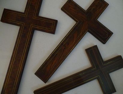 null Lot de crucifix variés collées sur carton blanc
Plus de 60 pièces 
Bois dont...