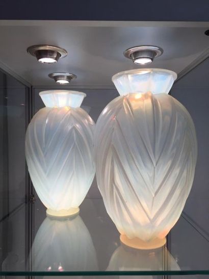null SABINO France :
Paire de vases ovoïdes sur talon à col évasé en verre opalescent...
