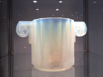 null LUBIN. Modèle "Les Colonnes ". 
Vase cylindrique en verre opalescent à décor...
