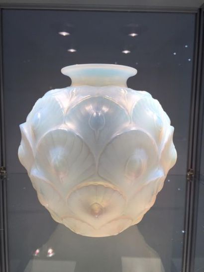 null SABINO France , modèle " Les Plumes ".
Vase boule à col ourlé en verre opalescent...