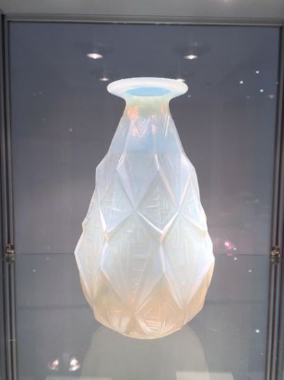 null SABINO France, modèle " Losange ".
Vase ovoïde à col ourlé en verre opalescent...