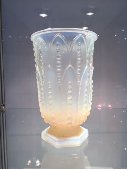 null SABINO France, modèle " Eventail ".
Vase cylindrique évasé sur talon de section...