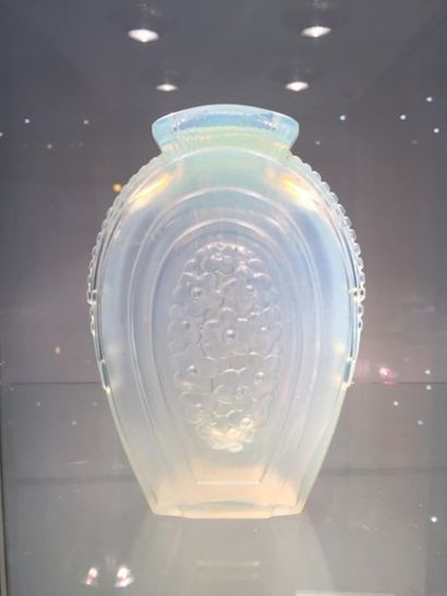 null SABINO France, modèle "Violeterra".
Vase ovoïde à col évasé en verre opalescent...