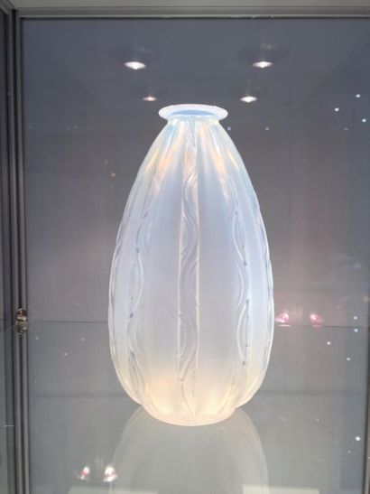 null SABINO France, modèle "Ondulation".
Vase ovoïde sur talon et col ourlé en verre...