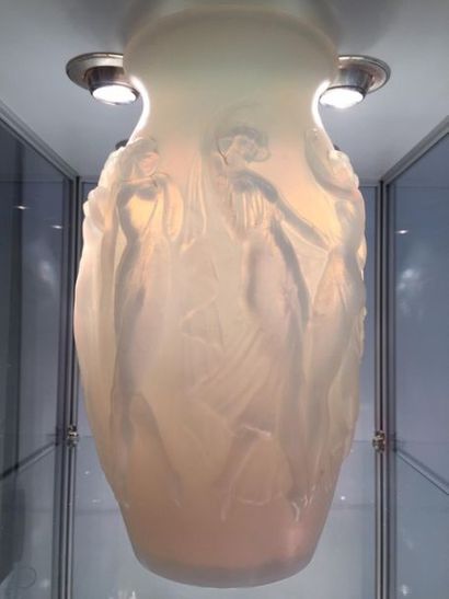 null SABINO France, modèle " La Gaité ".
Vase ovoïde à col évasé en verre opalescent...