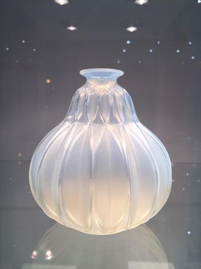 null SABINO France, modèle "Enlacement".
Vase pansu à col ourlé en verre opalescent...