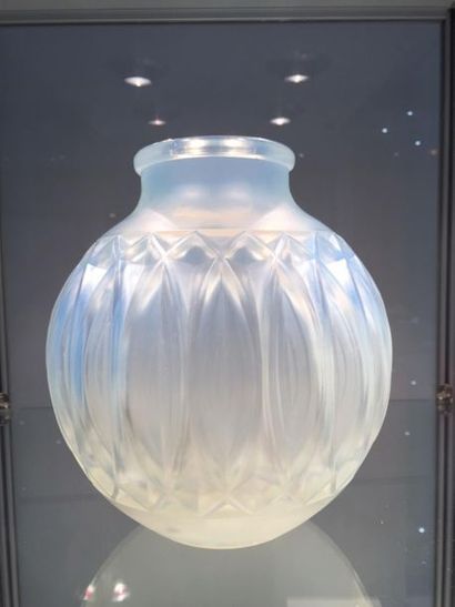 null SABINO France, modèle "Pétalia".
Vase boule à col ourlé en verre opalescent...