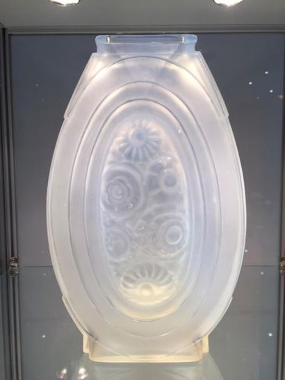 null SABINO France, modèle "ovale et fleurs".
Vase ovoïde sur talon en verre opalescent...