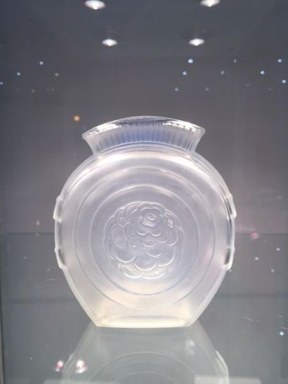 null SABINO France, modèle Dahlia.
Vase cylindrique à col évasé en verre opalescent...