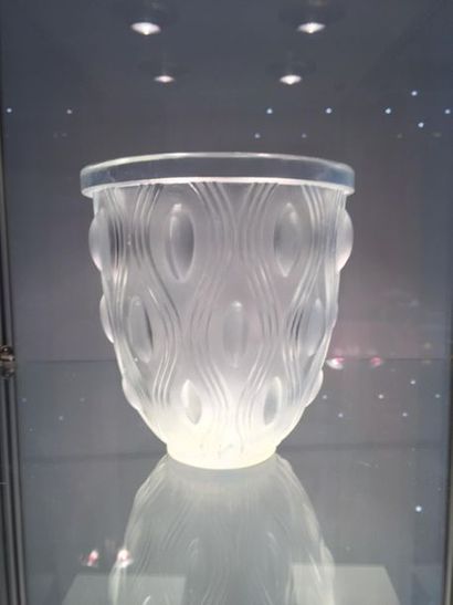 null SABINO France.
Vase ovoïde à col ourlé en verre blanc satiné à décor pressé...