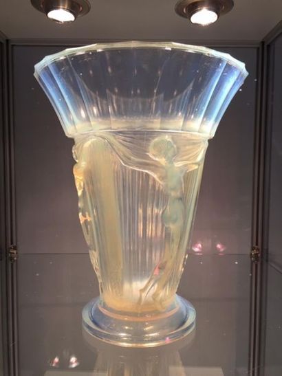 null VERLYS France (Attribué à).
Vase cornet à base circulaire débordante en verre...