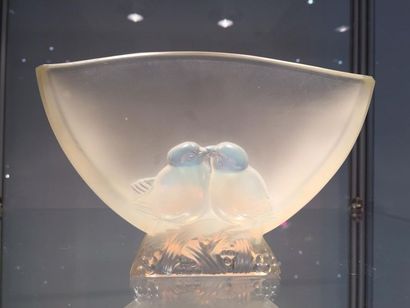 null VERLYS France, modèle " Lovebird" . 
Vase évasé sur talon en verre opalescent...