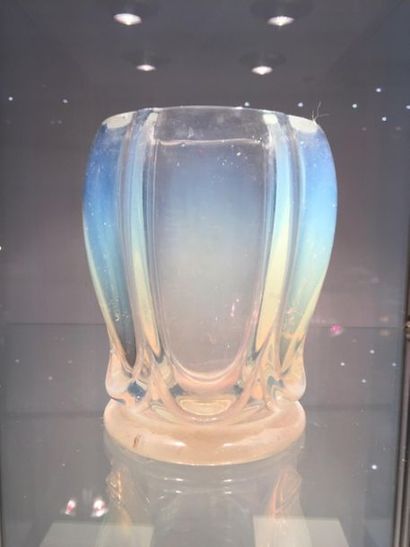 null VERLYS France, modèle " Les Godrons ". 
Vase polylobé sur talon en verre opalescent...
