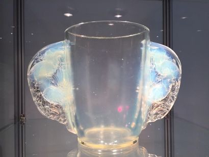 null VERLYS France. 
Vase cylindrique à ailettes en verre opalescent à décor pressé...