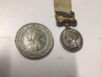 LOT : 1) Médaille de Crimée 1854 avec barette...
