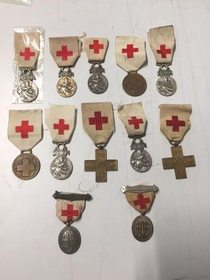 ENSEMBLE de onze médailles Secours aux blessés...