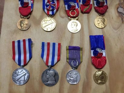 null LOT de huit médailles du travail diverses en argent métal et métal doré.